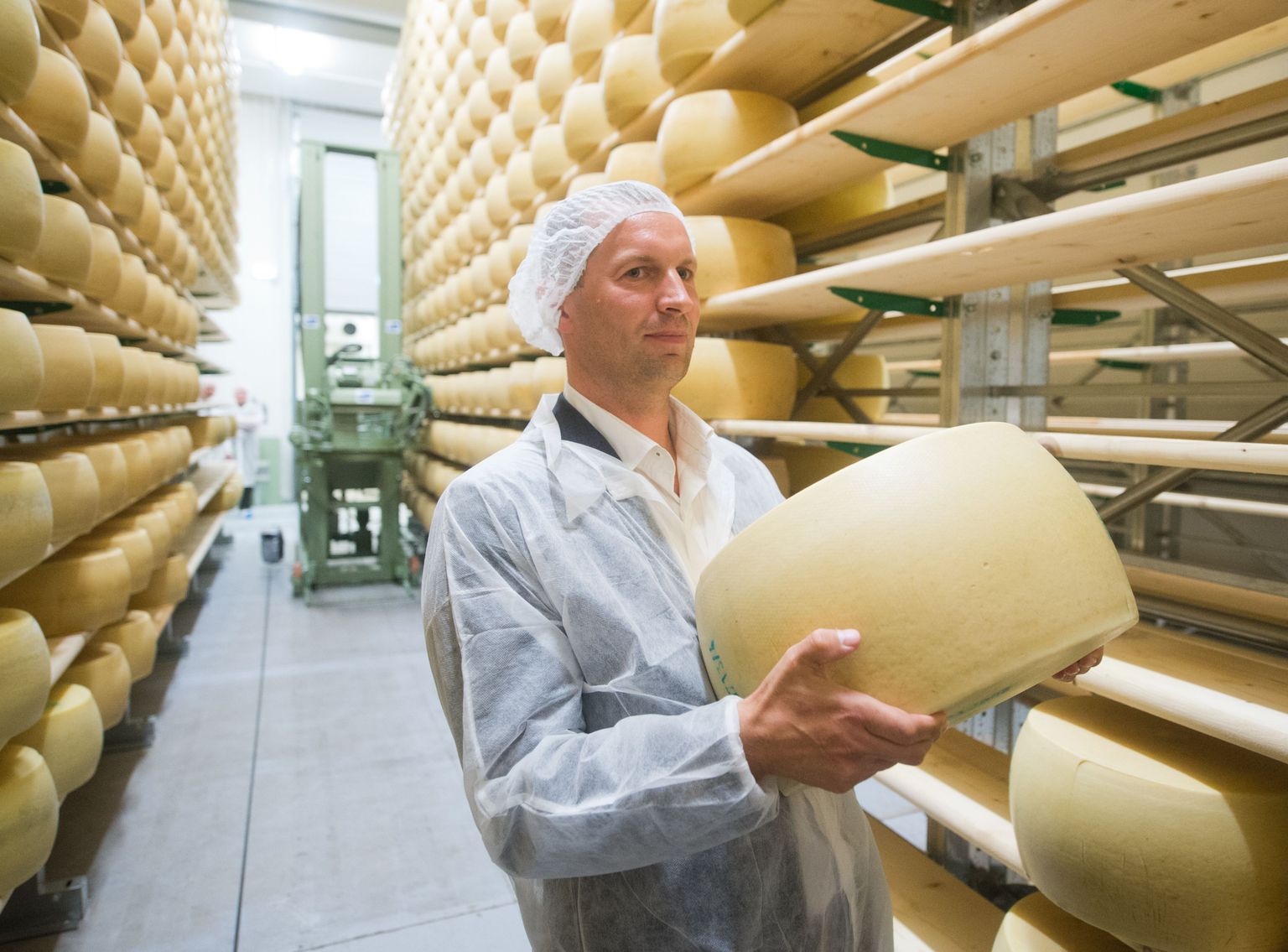 Valio Eesti AS tegevjuht Maido Solovjov uues juustulaos. Forte juustukera kaalub rohkem kui 30 kilo.