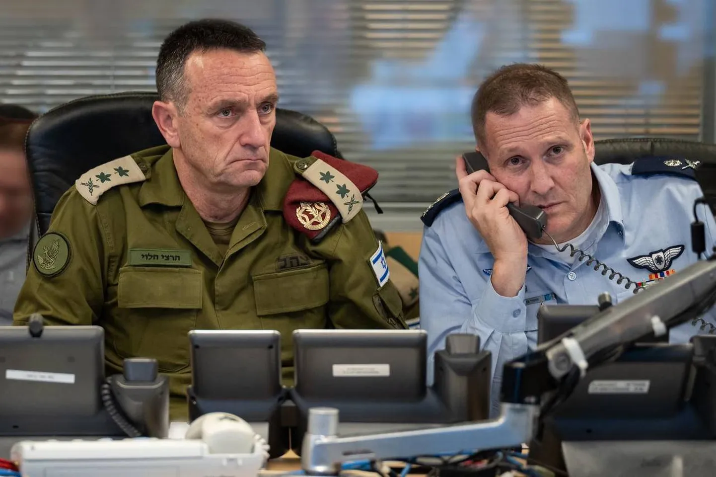 Iisraeli kaitseväe juht Herzi Halevi (vasakul) kaitseväe peakorteris Tel Avivis.