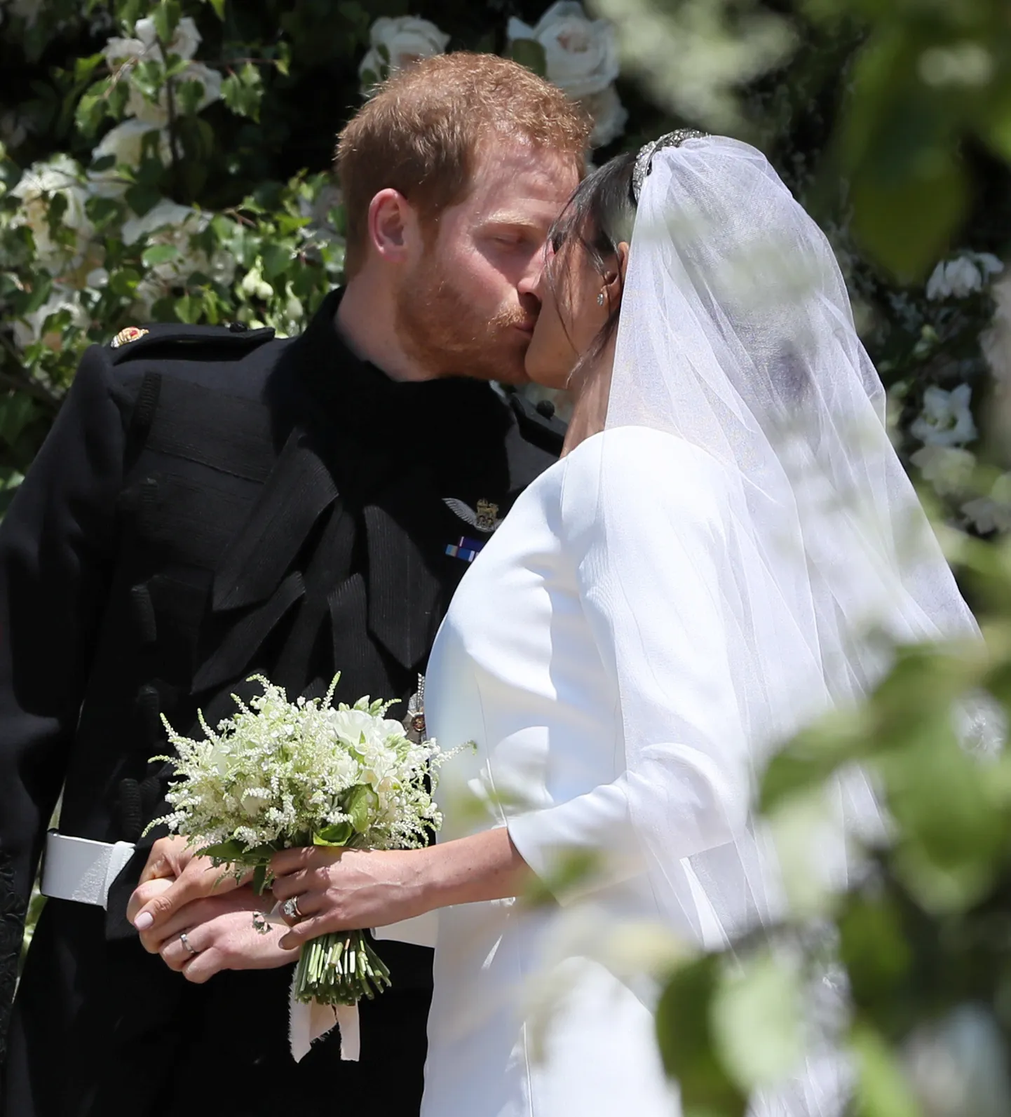 Prints Harry ja Meghan Markle suudlevad, teel kabelist koju.