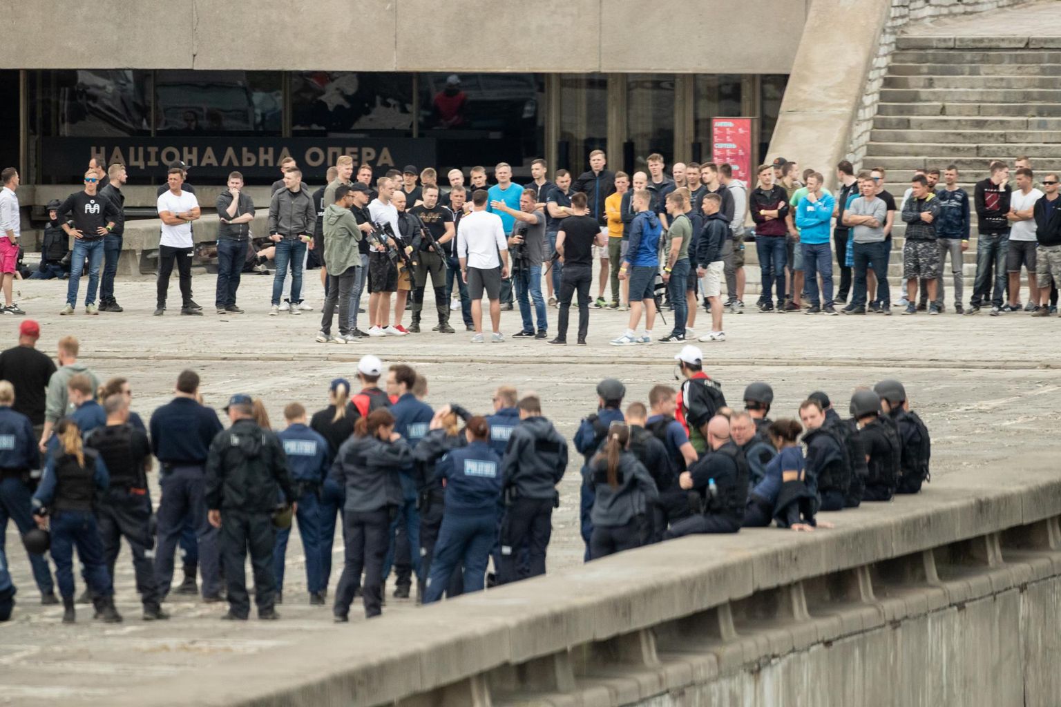 Eile alustati Tallinna linnahalli juures stseenide läbimängimisega. Näitlejatööd proovivad Eesti politseinikud said välismaa filmimeeste juhtimisel nii joosta kui ka oodata. 