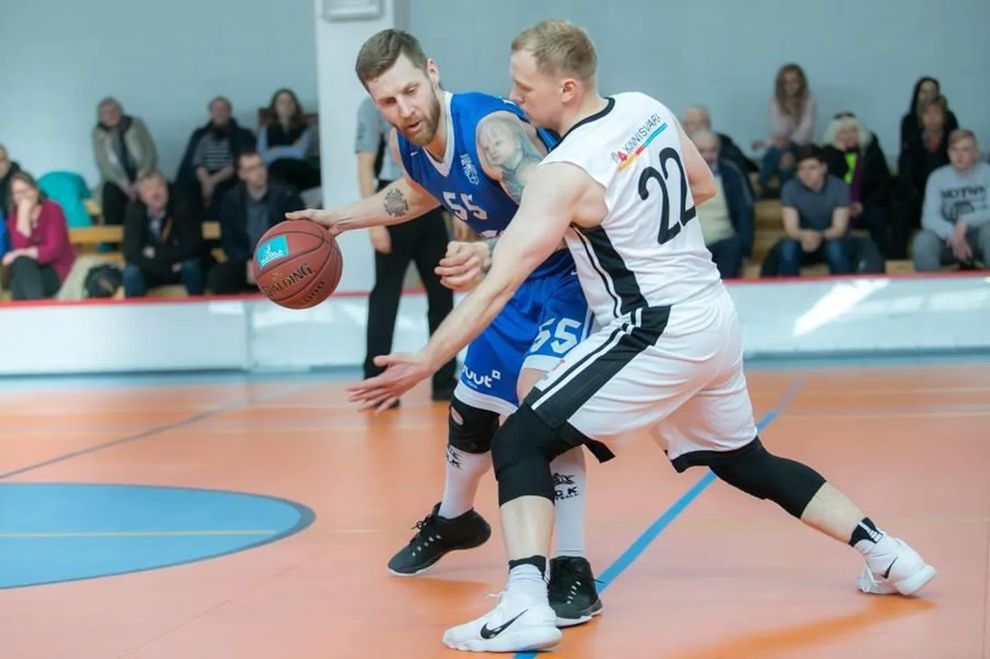 Tamsalu Los Toros/Tal Tech nägi viimati kurja vaeva Silver Leppiku (vasakul) pidurdamisega. Tartu Kalev/Estiko kogenud pallur kerkis võidumängus oma meeskonna parimaks.