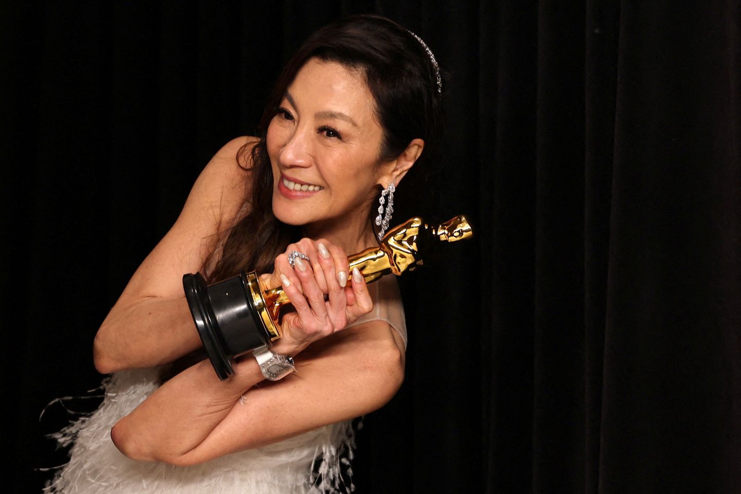 Parima naispeaosa Oscari saanud Michelle Yeoh 12. märtsil 2023 Los Angeleses Ameerika filmiauhindade gaalal kuldmehikesega poseerimas