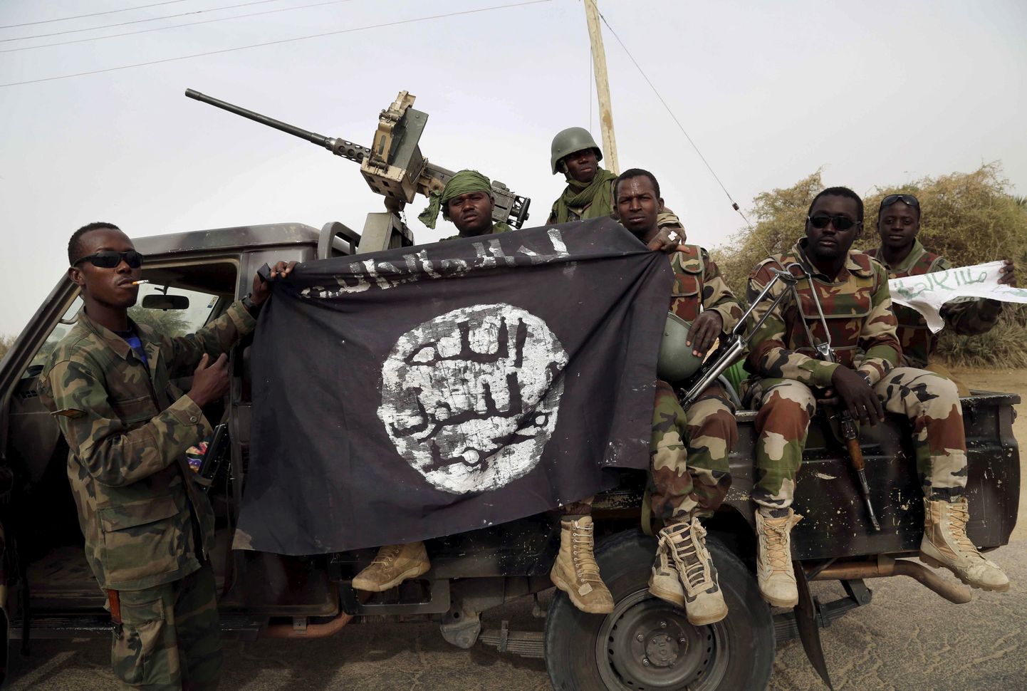 Nigeeria sõdurid Boko Haramilt konfiskeeritud lipuga.