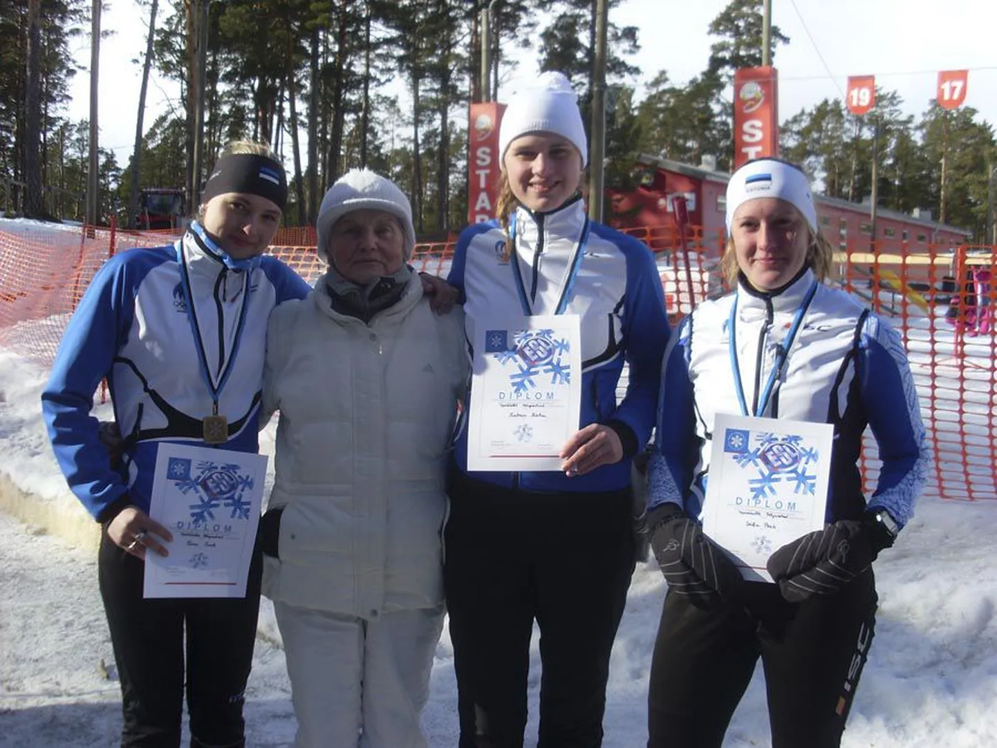 Põhjakotka klubi Viljandi N-20 klassi teatesõidu võistkond koos treener Urve Bergmaniga. Juhendajast vasakul seisab Teevi Tuul ning paremal on Katrin Kahu ja Seila Peek.