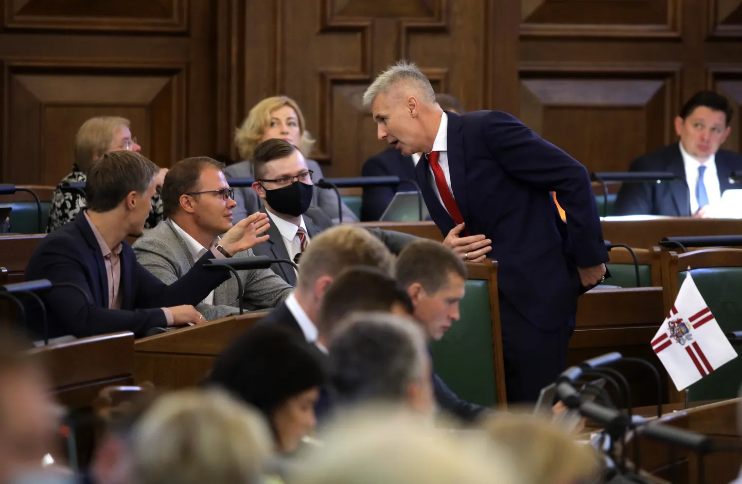 Aizsardzības ministrs, Ministru prezidenta biedrs Artis Pabriks (no labās), Saeimas deputāti Jānis Iesalnieks, Raivis Dzintars un Rihards Kols Saeimas rudens sesijas atklāšanas sēdes laikā. Ilustratīvs attēls
