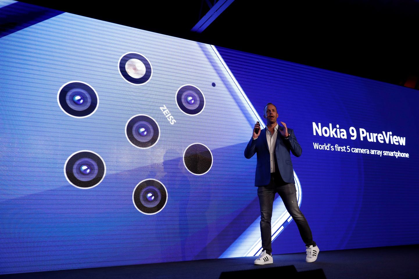 HMD esindaja Juho Sarvikas Barcelonas uut - kokku kuue kaameraga - Nokiat tutvustamas