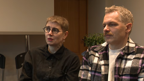 VIDEO ⟩ Ģimene jau deviņus mēnešus gaida pilno tiesas spriedumu priestera Damberga lietā par dēla seksuālu izmantošanu baznīcā