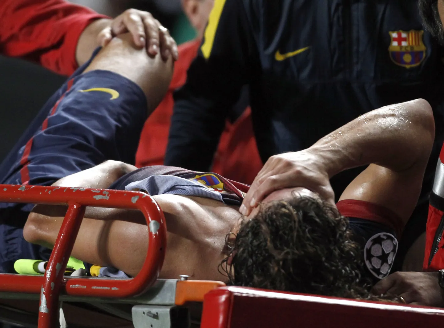 Carles Puyol peab kaks kuud platsilt eemal olema.