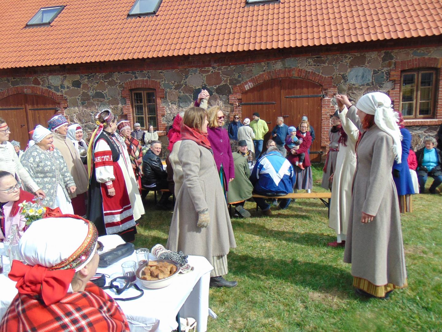 Igal aastal on Mooste Elohelül kaasa löönud ka piirkonna folkloorikollektiivid.