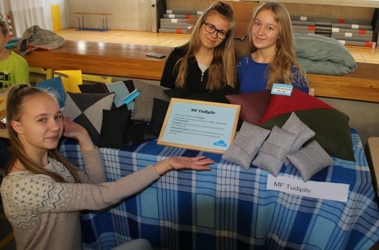 Tudipilv on Suure-Jaani üheksanda klassi õpilaste (vasakult) Nora Eensalu, Marleen Mänduli ja Ingrid Aule loodud ettevõte, mis valmistab patju tekstiilitööstuste jääkidest.