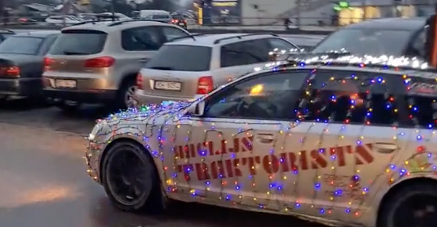 Жителей Елгавы радует украшенный к Рождеству автомобиль