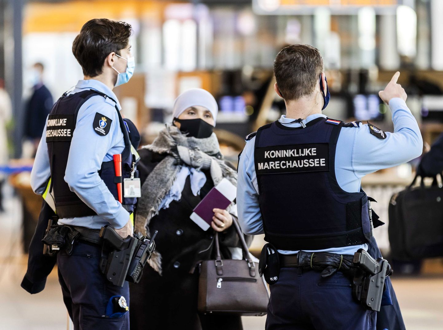 Drošībnieki un pasažieri Hāgas lidostā Nīderlandē. Ilustratīvs attēls