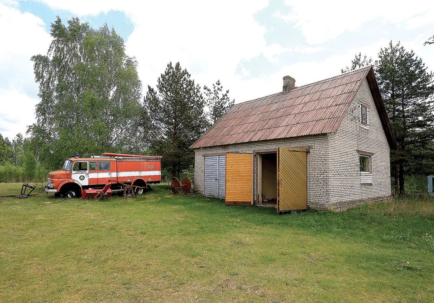 Piirissaare vabatahtlike päästjate üks päästeauto, 1968. aastal valminud ja reservi määratud Mercedes seisis tänavu 16. mail nukralt garaaži juures. Samal ööl oli Saare külas maha põlenud kolm maja ja vanausuliste palvemaja. Saare teise päästeauto, 1980. aastatel tehtud Gaz-66 pilti ei õnnestunud saata, sest 
esmaspäeval murdis tuul Piirissaare ühel kalmistul puu, mis purustas elektriliini. Kohalike sõnul pidid elektrikud saarele liini parandama jõudma eile õhtul pärast Tartu Postimehe trükkiminekut.