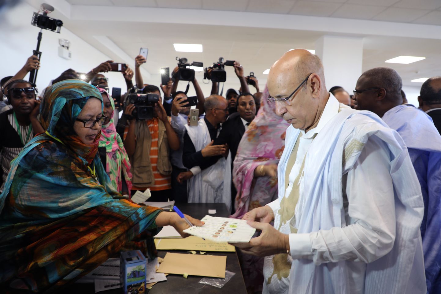 Mohamed Ould El Ghazouani hääletamas Nouakchotti valimisjaoskonnas.