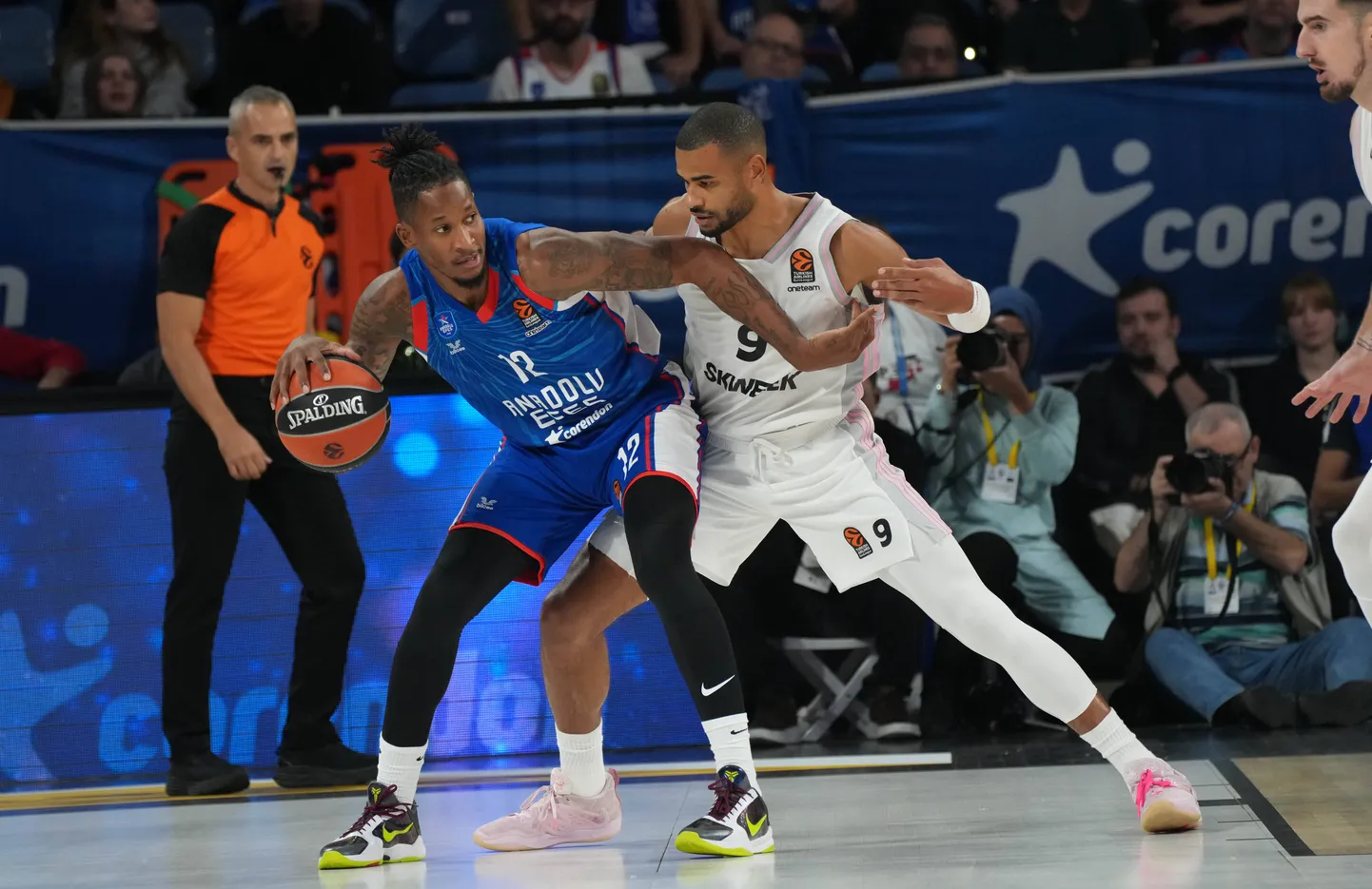 Timothé Luwawu-Cabarrot (valges) takistamas Euroliiga üht paremat äärt, Will Clyburni.