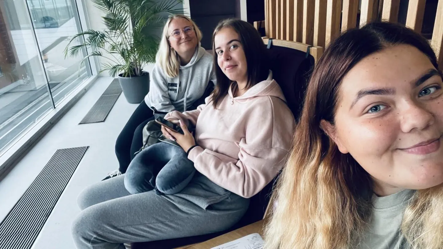 RANK-i projektijuht-noorsootöötaja Angela Tikoft (vasakult), noorsootöötajad Viktoria Musakko ja Jolanda Pikerpõld ootavad noori vestlusõhtutele, kus saab ühtlasi lihtsalt kuulaja rollis osaleda.