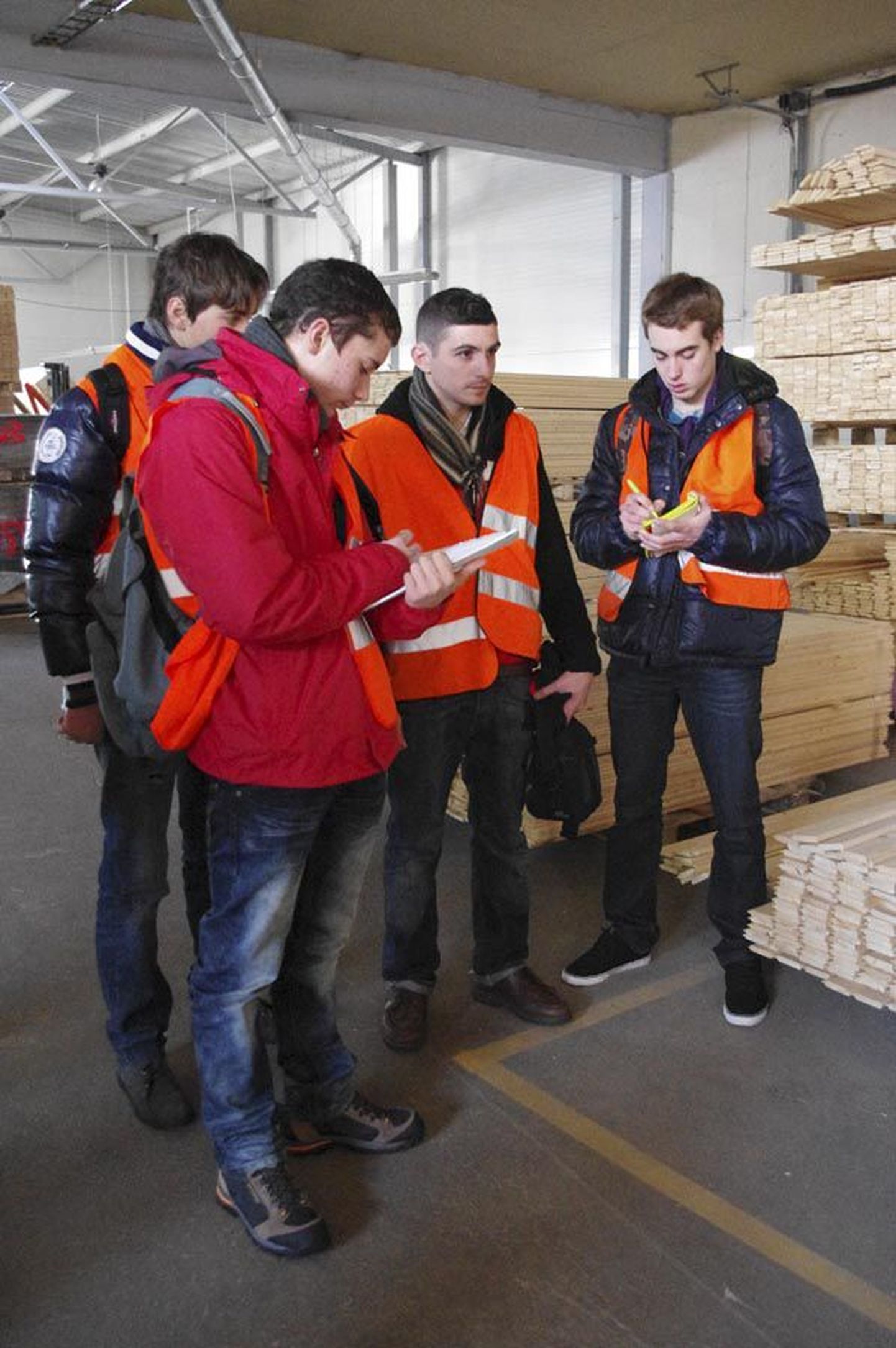 Prantsusmaalt Eestisse praktikale tulnud tisleriõpilased tegid Viljandi puiduettevõtetes usinalt märkmeid.