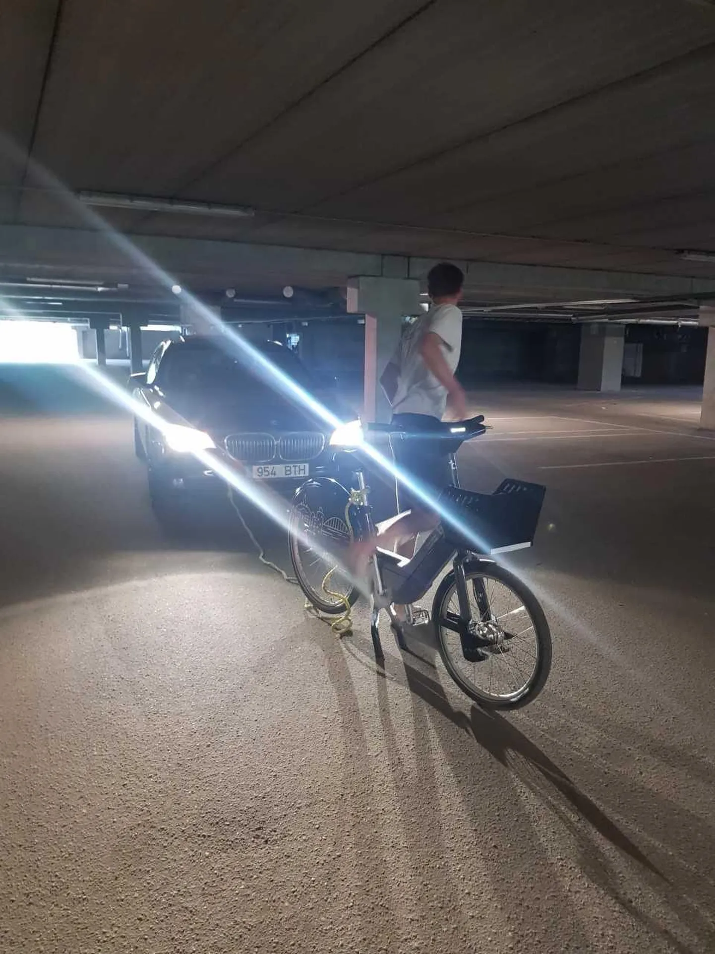 Zeppelini ostukeskuse parklas Autoga Vanni autopesula läheduses üritati uue elektrirattaga vedada BMWd.