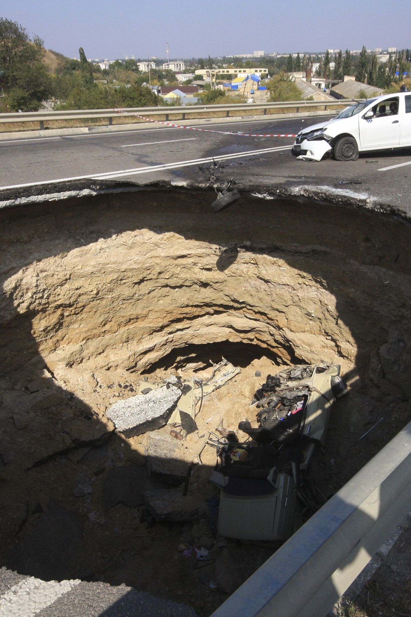 Авария на объездной дороге вокруг Симферополя, в которой погибли шесть человек, произошла в результате поломки арки над железнодорожным тоннелем, который проходит под дорогой.