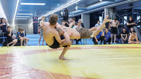 GALERII ⟩ Maadlejad katsusid jõudu. «Rannamaadlus on kiire ja kaasahaarav.»