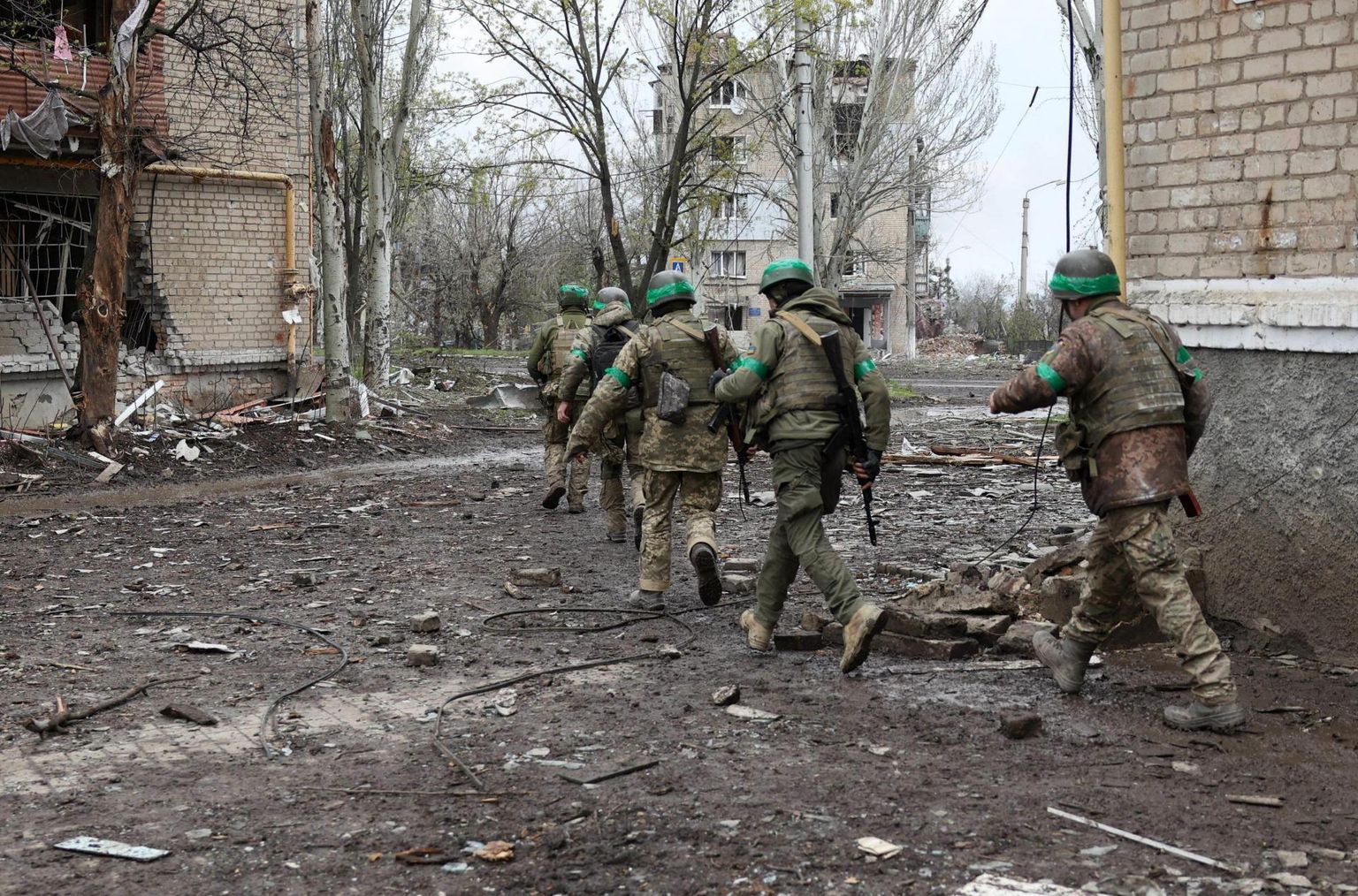 Ukraina sõdurid Bahmuti linnas 23. aprillil. 
