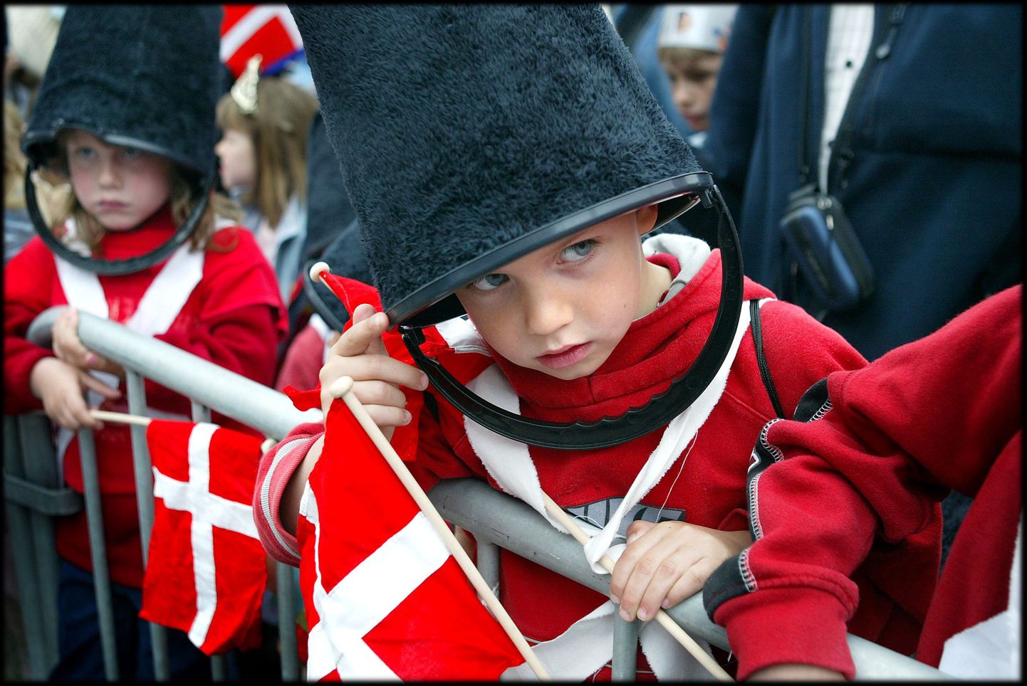 Lapsed Taani lippudega