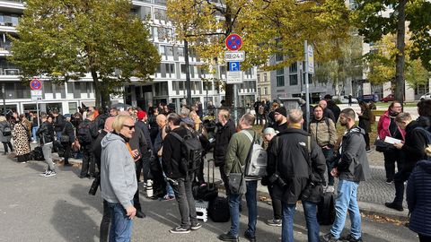 ЭТО НЕМЫСЛИМО! ⟩ Limon в Берлине: группа Depeche Mode созвала журналистов на пресс-конференцию, что творится перед зданием?