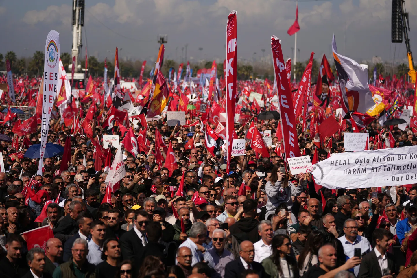 Türklased protestisid Istanbuli linnapea Ekrem Imamoglu arreteerimise vastu, 29. märtsil 2025. a.