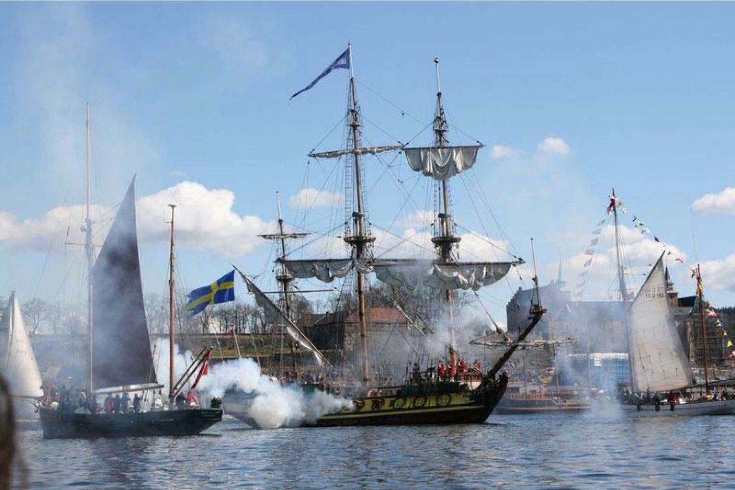 Peeter I aegse lahingulaeva koopia Štandart (keskel) merelahingus.