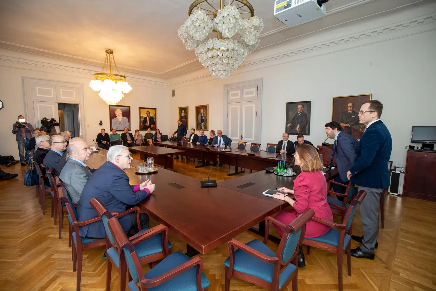 Tartu ülikooli kliinikumi juhimiskriisi tõttu sai eile ülikooli senati saalis taas kokku hulk inimesi. Vastastikku kuulati üksteist poolteist tundi. Koosolekule järgnenud intervjuud olid lühikesed.