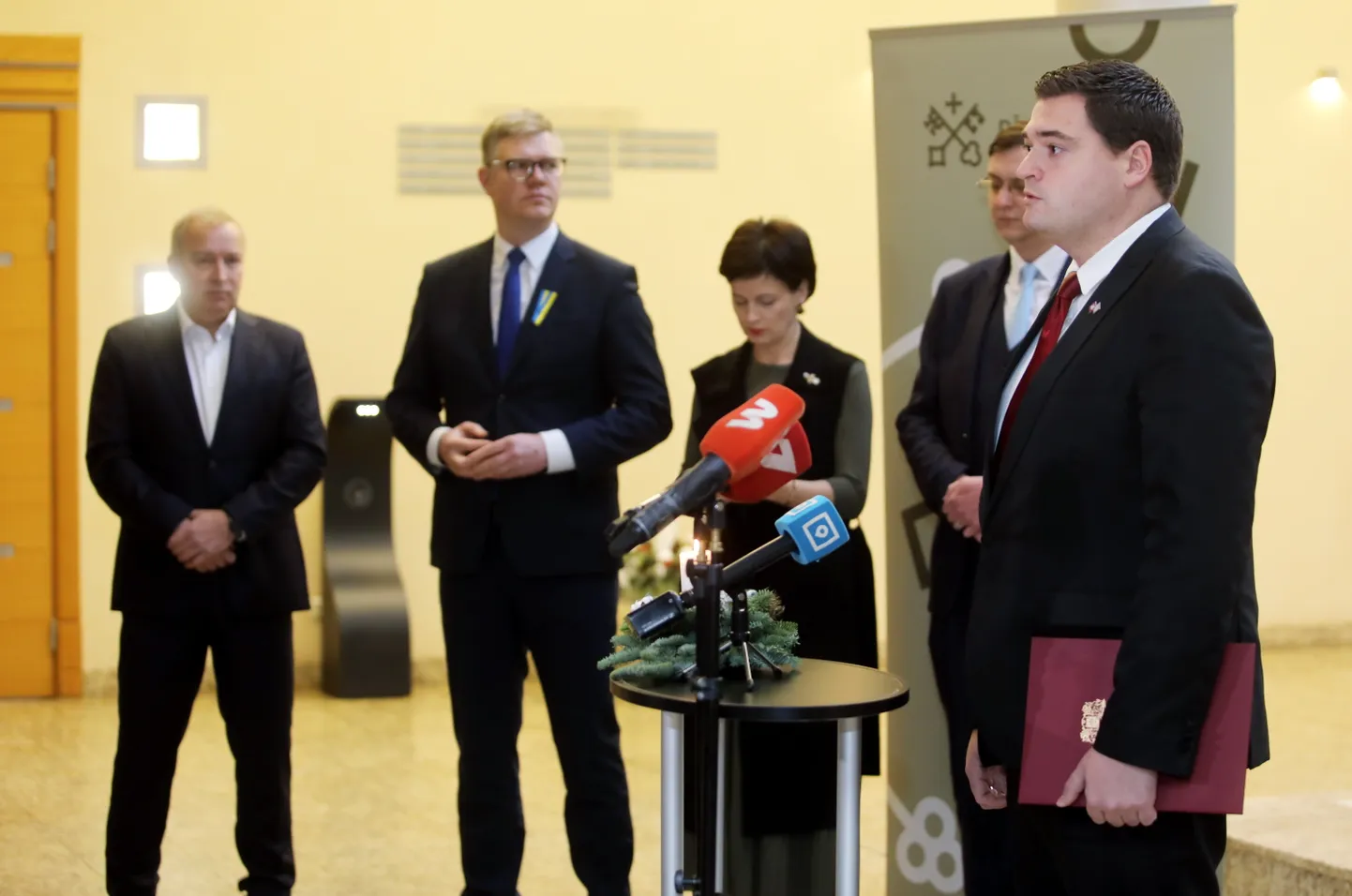 Rīgas domes priekšsēdētāja vietnieks Edvards Ratnieks (no labās), Ukrainas vēstnieka vietnieks Jurijs Zaharčuks, fonda "Ziedot.lv" vadītāja Rūta Dimanta, Rīgas domes priekšsēdētāja vietnieks Vilnis Ķirsis un Rīgas pašvaldības SIA "Rīgas satiksme" valdes loceklis Andris Lubāns piedalās preses konferencē, kurā informē par desmit SIA "Rīgas satiksme" autobusu dāvinājumu Kijivas pilsētai un ziedojumu akciju autobusu piepildīšanai ar humāno palīdzību.