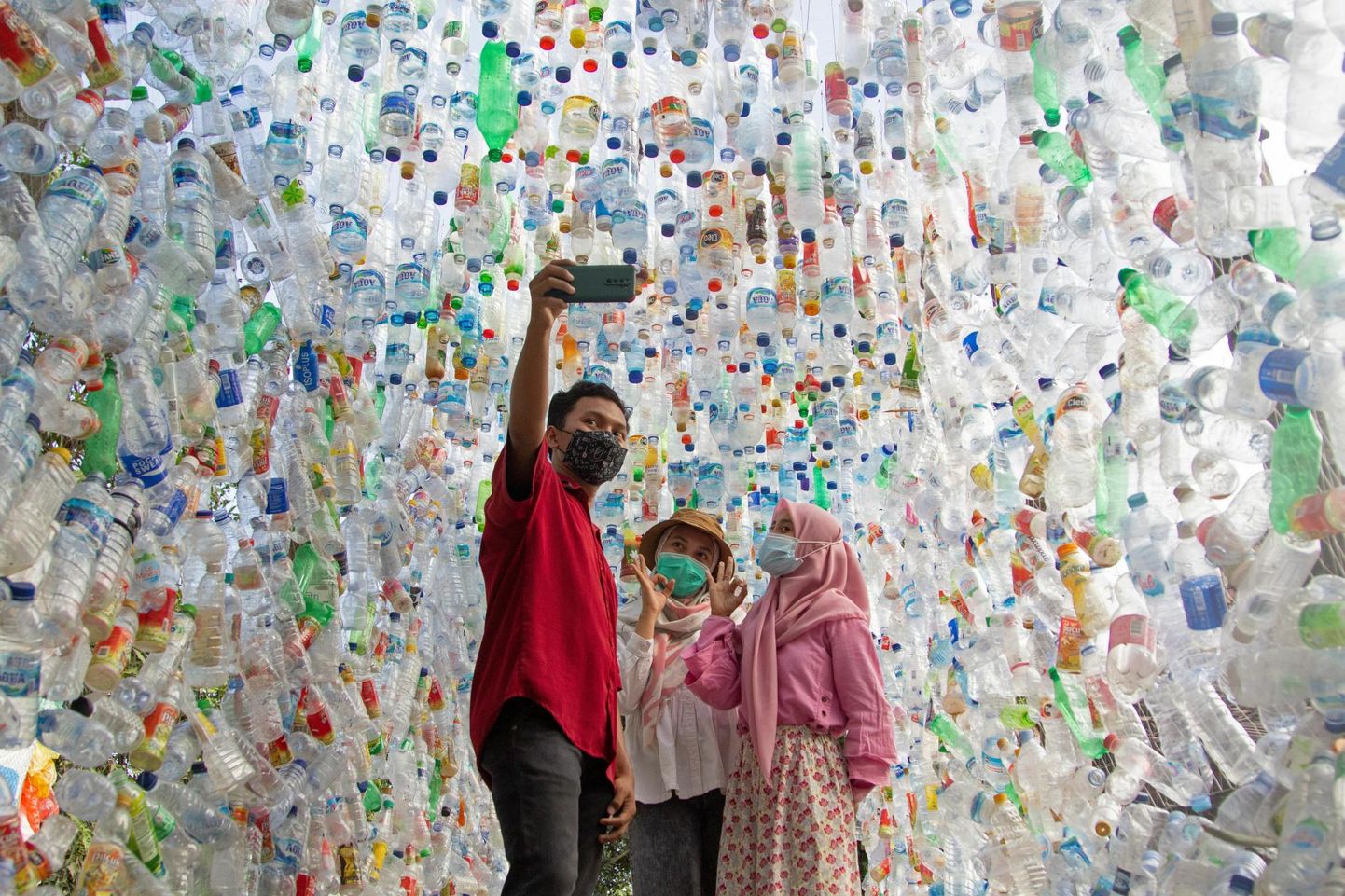 Indoneesia keskkonnaktivistide grupp asutas Ida-Jaava provintsis Surabaya lähedal plastpudelitest muuseumi Tunnel 4444.
