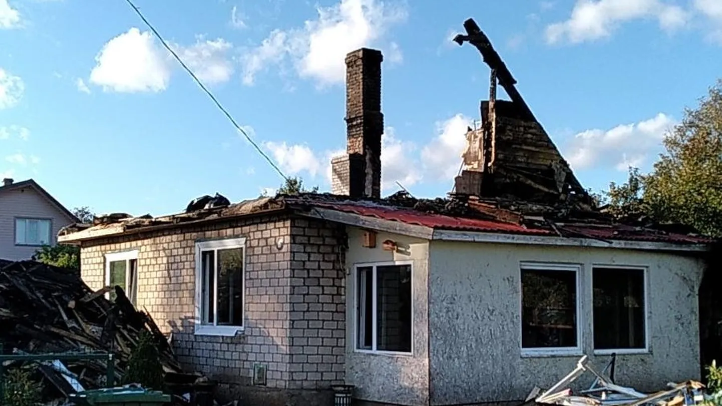 Сгоревшую крышу уже демонтировали, теперь хозяевам предстоит построить новую.