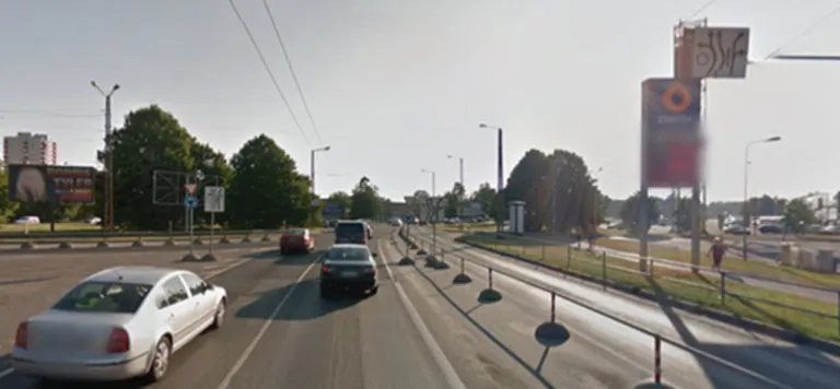 Pilt pealesõidust Haabersti ringristmikule. Eksaminaatorite arvates, ei kuulu parempoolne rada ringi koosseisu. Seda põhjendatakse sellega, et märk 424 «Ringliiklus» on sellest rajast vasakul pool. Kuna Tabasalu suunas mööda keskmist rada sõita ei või (vt skeemi, mis näitab sõiduradasid ja -suundi), tuleb välja, et esineme väljasõit ringilt on otse Harku järve poole.