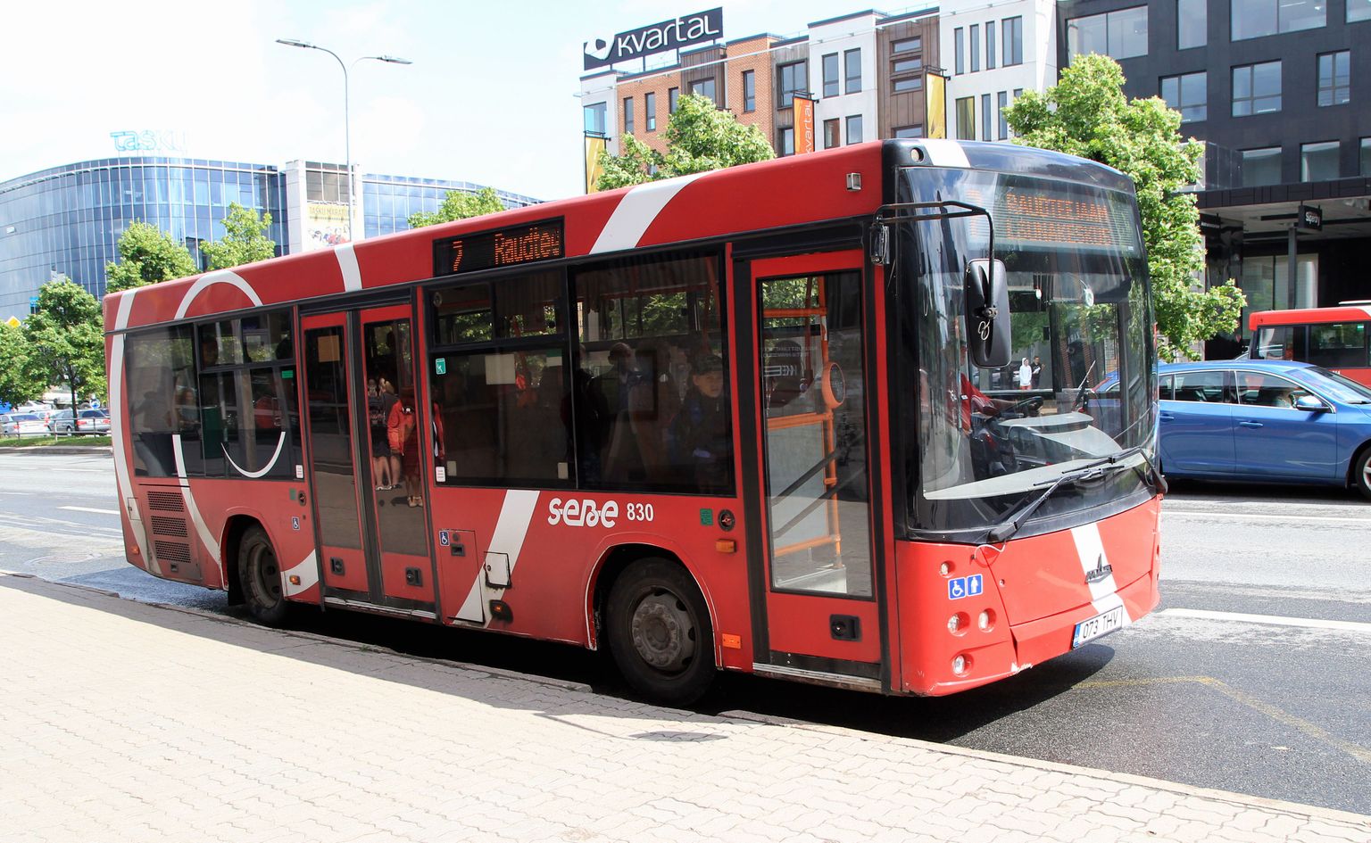 Lühike MAZ buss Tartu kesklinnas.