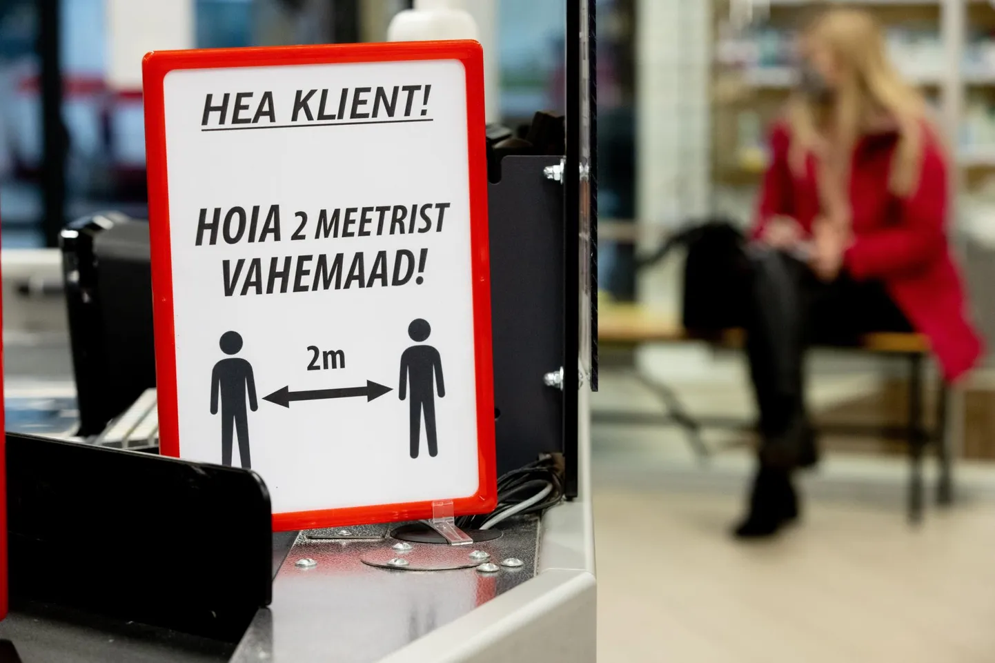 Kaitsemaski kandmine ja siseruumides vahemaa hoidmine on võimalus viiruselevikut ohjata.