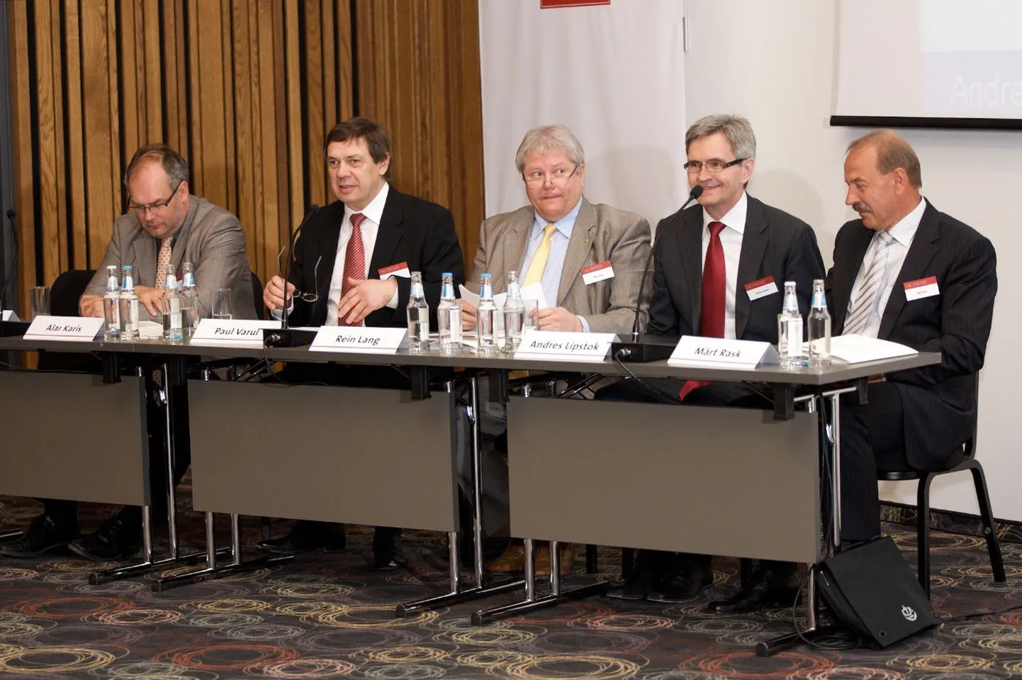 Alar Karis (vasakult), Paul Varul, Rein Lang, Andres Lipstok ja Märt Rask Tartus peetud konverentsil