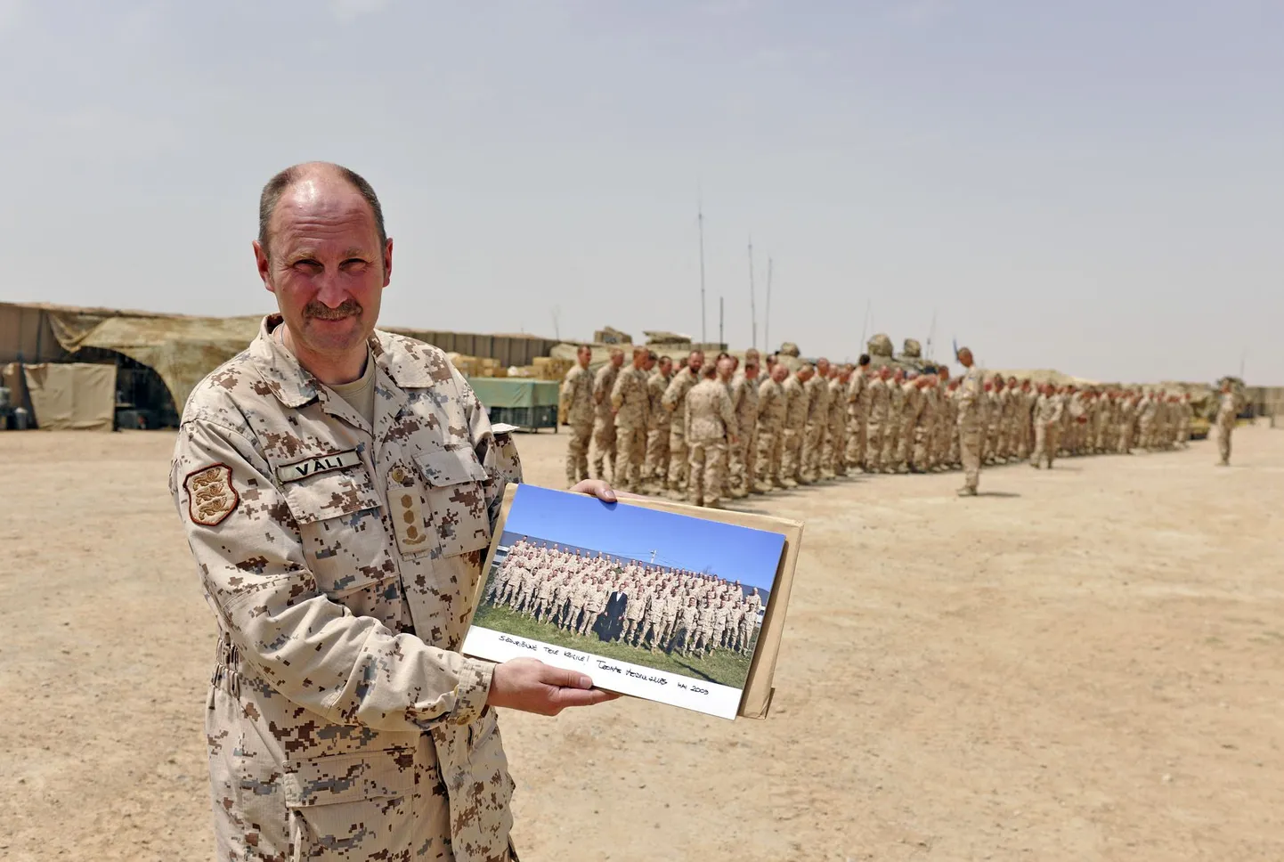Kaitseväe peastaabi ülem kolonel Neeme Väli koos Eesti jalaväelastega rännakul Helmandi provintsis Afganistanis.