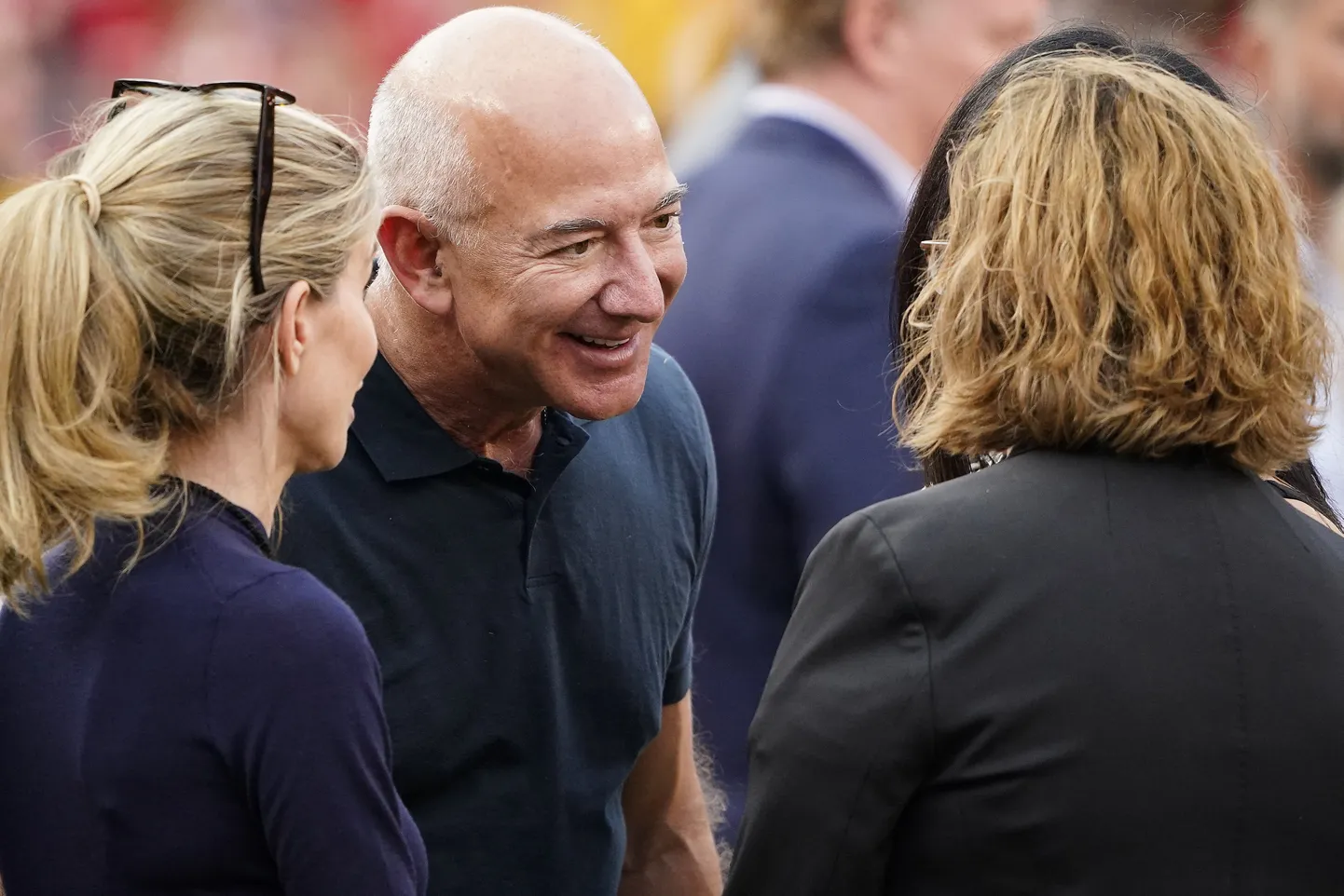 Jeff Bezos (keskel) 15. septembril Missouris Kansas Citys spordisündmusel