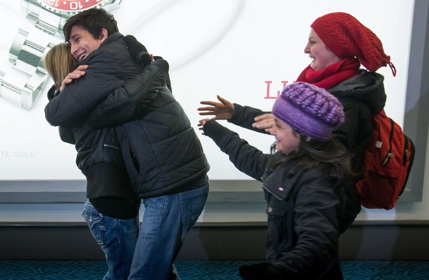 Süüria põgenike saabumine Vancouveri lennujaama, kus neid võtsid vastu juba Kanadas elavad rahvuskaaslased.