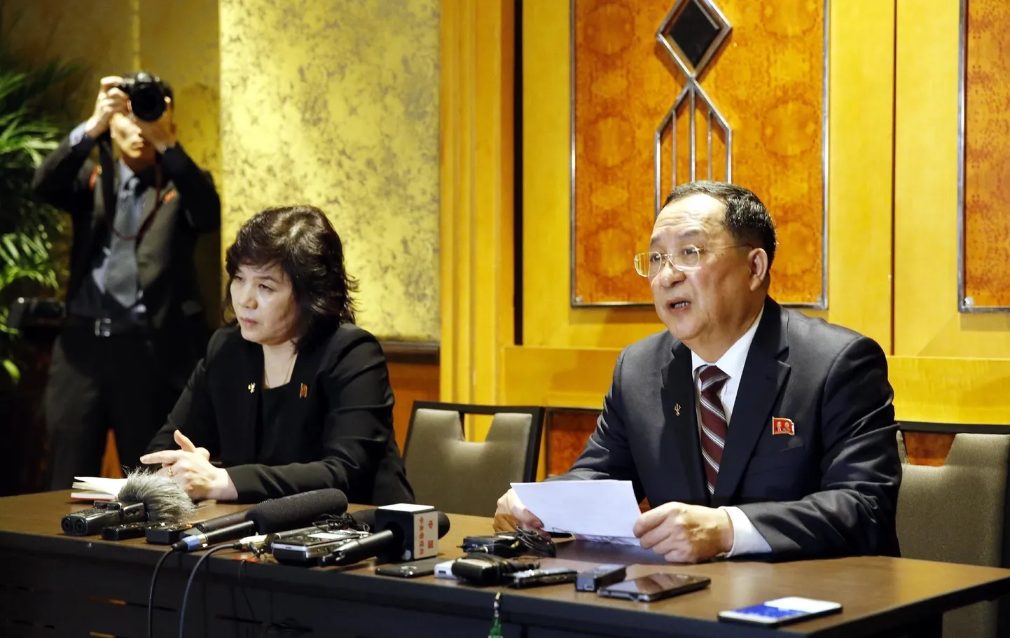 Põhja-Korea välisminister Ri Yong-Ho (paremal) ööl vastu tänast peetud pressikonverentsil, tema kõrval asevälisminister Choe Son-Hui.