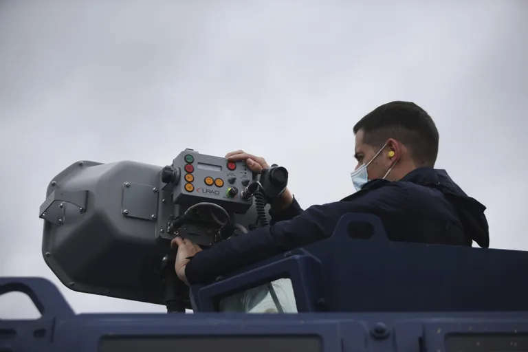 Kreeka politseinik demonstreerimas helikahuri kasutamist.