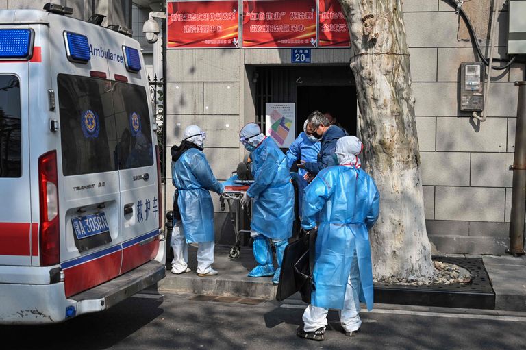Kaitserõivastes kiirabiarstid viimas Hiinas Hubei provintsis Wuhani koroonaviiruse kahtlusega inimest kiirabiautosse ja haiglasse.