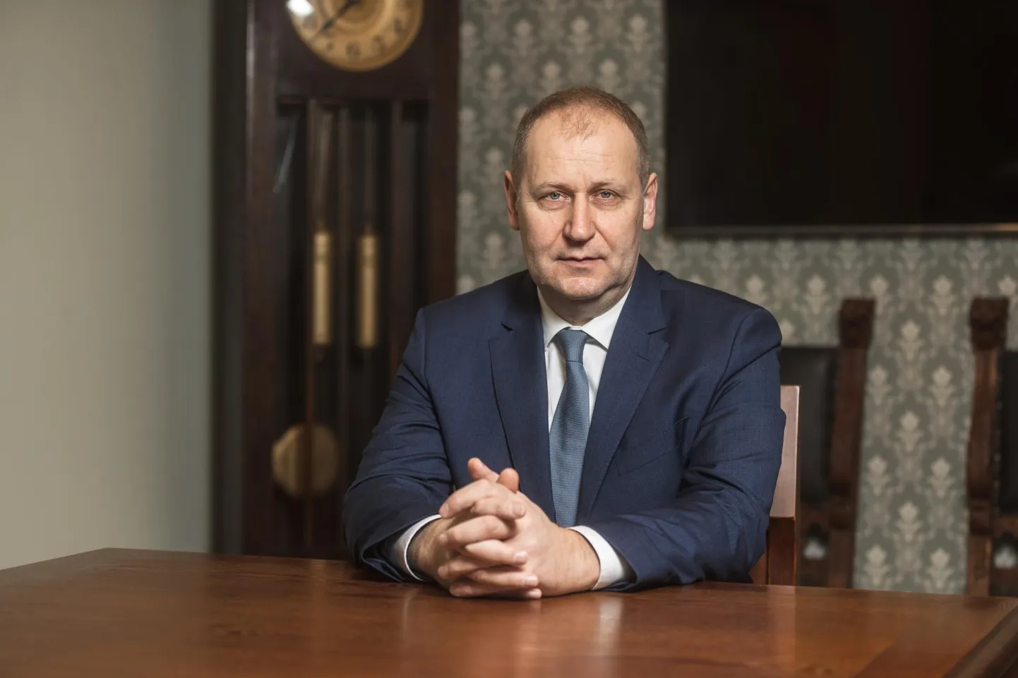 Maaeluminister Urmas Kruuse oma töökabinetis.