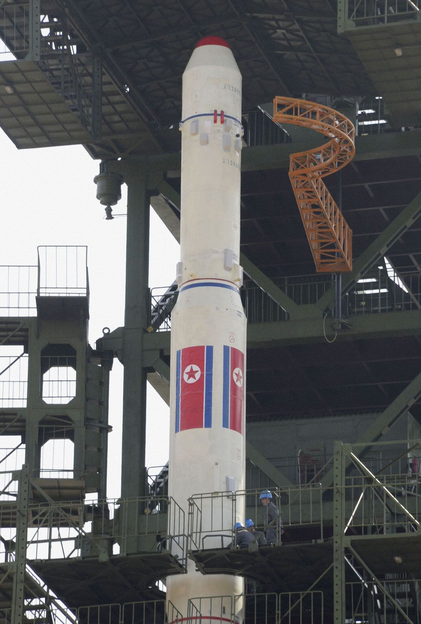 Põhja-Korea rakett Unha-3 stardiplatvormil.