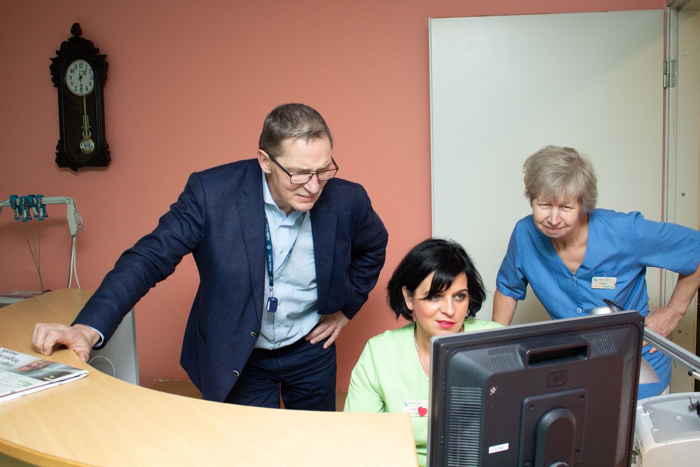 Valga haigla juht Margus Ulst (vasakult) ning õed Larissa Shvedova ja Jaana Sulg uurivad haiglas varsti kasutusele võetavat haiglainfosüsteemi eHL.