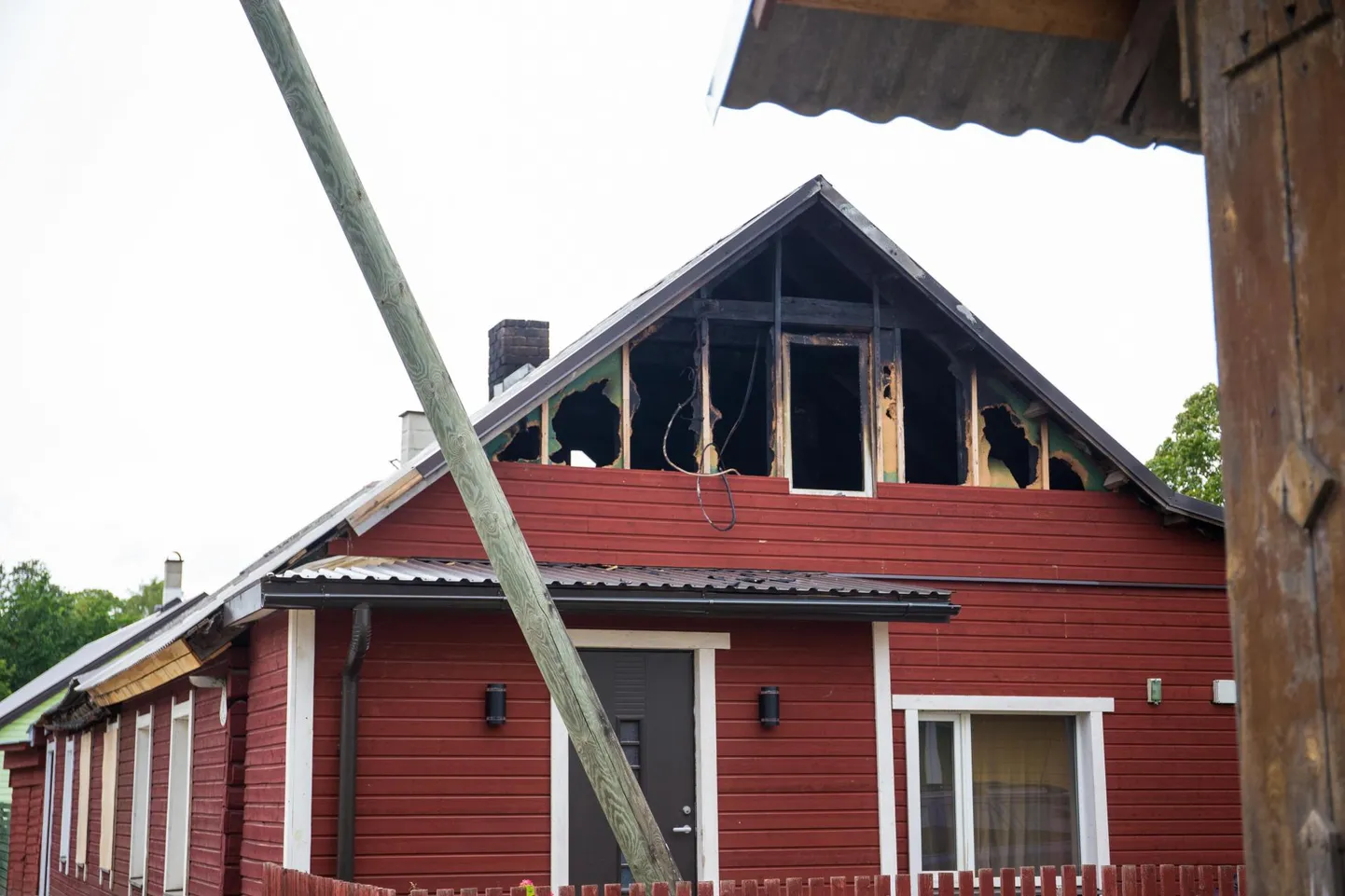Tulekahjus hävis peaaegu täielikult katusekonstruktsioon ja hoone vahekoridor.