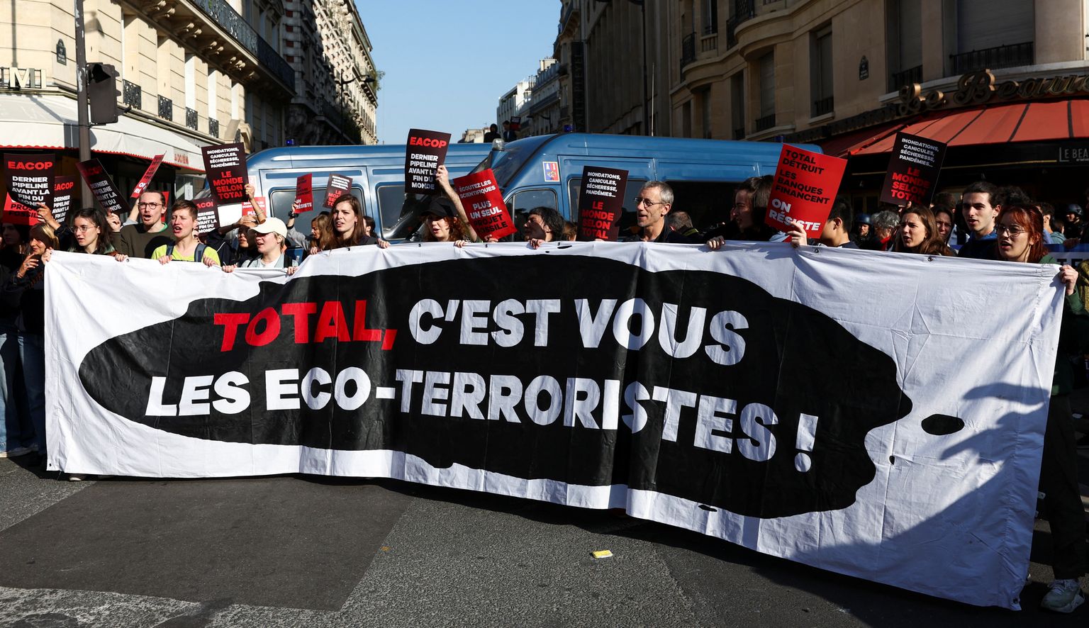 Keskkonnaaktivistid protestivad TotalEnergiesi ja Ida-Aafrika Toornafta Torujuhtme (EACOP) vastu päeval, mil TotalEnergies peab Pariisis oma aktsionäride aastakoosolekut.