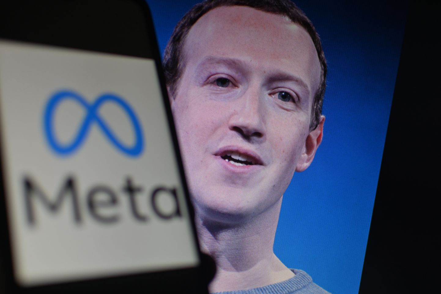 Meta juhatuse esimees Mark Zuckerberg ja ettevõtte logo