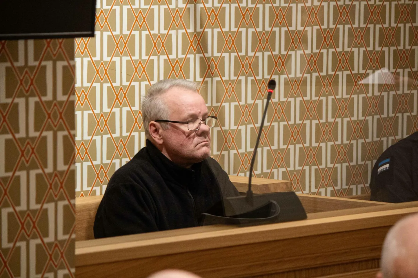 Süüdistuse kohaselt peksis Urmas Tilga naist rusikatega näkku ja lõi seejärel lamajat jalaga kehasse.